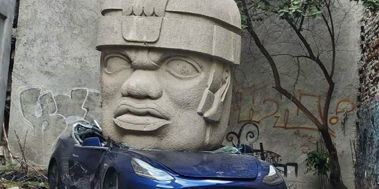 FOTOS: Cabeza olmeca aplasta un Tesla valorado en más de 1 millón de pesos | El Imparcial de Oaxaca