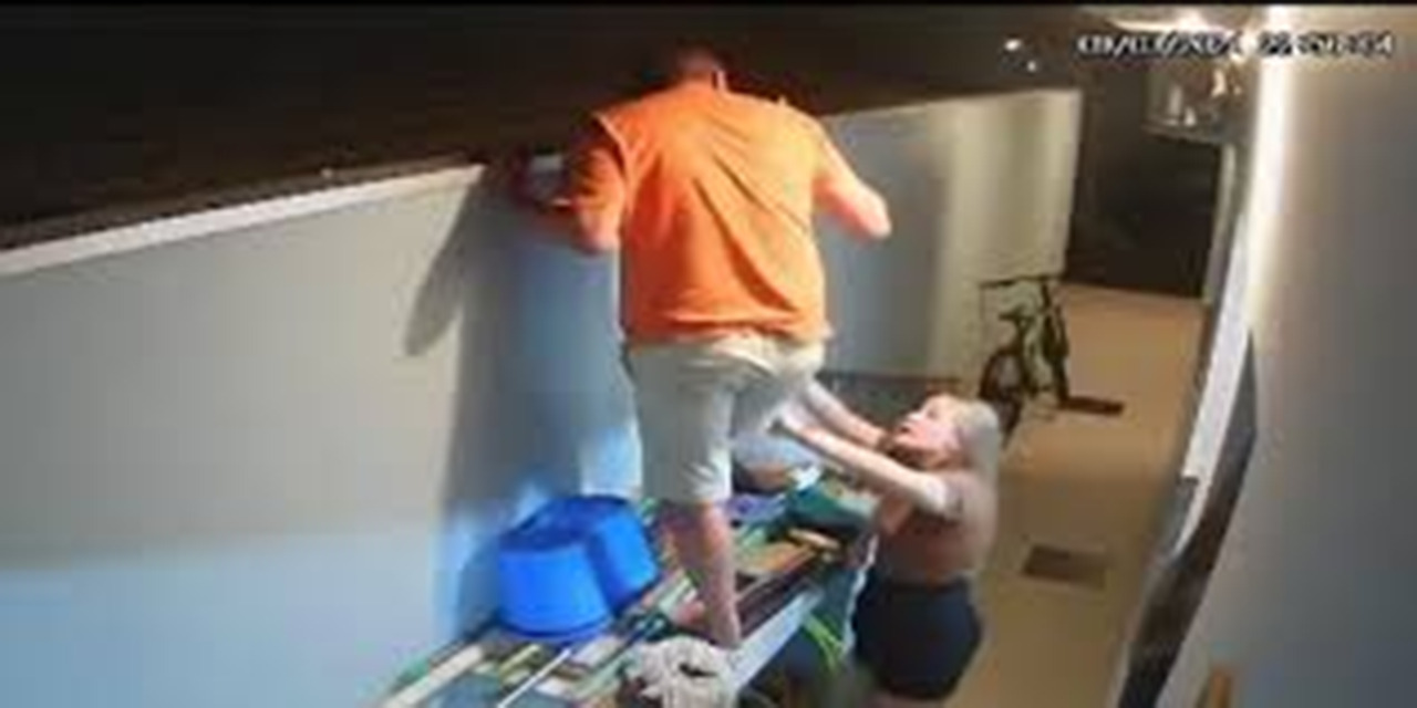 VIDEO: Hombre pierde la vida por una bala perdida mientras se asomaba de una barda