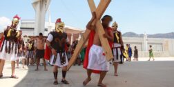 Foto: Adrián Gaytán // Internos del penal de Tanivet escenifican la Pasión y Muerte de Cristo.