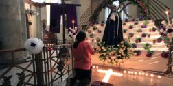 Las familias católicas e iglesias colocan un altar a la Virgen de los Dolores