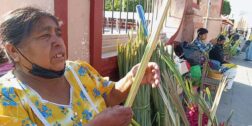 La artesana expuso que este año por la sequía les costó conseguir la palma en su comunidad
