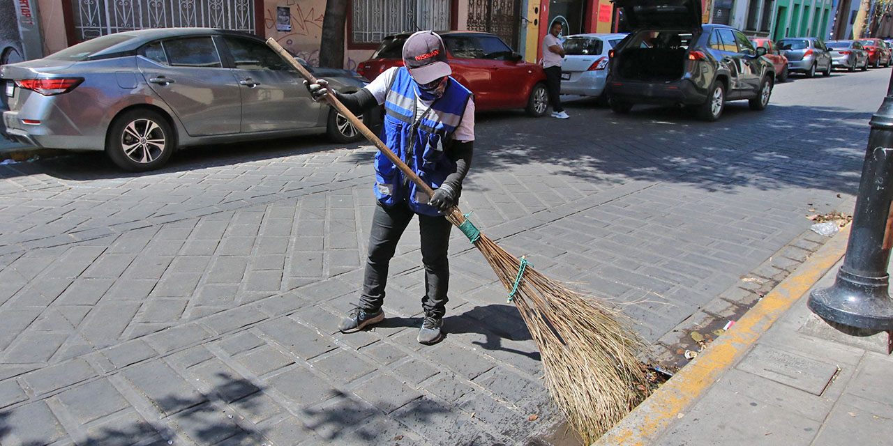 Foto: Adrián Gaytán // La labor de mantener limpia la ciudad y obtener recursos para la familia.