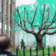 Cubren tras aparente vandalismo mural de Banksy con árbol