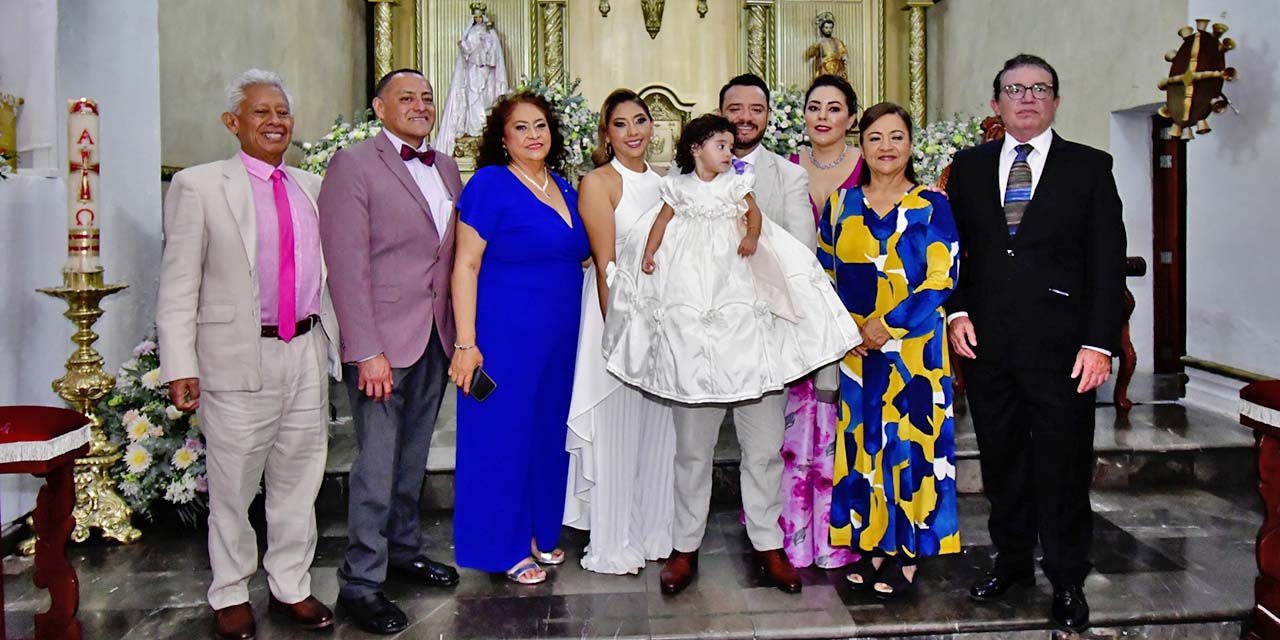 Fotos: Rubén Morales // La pequeña María José recibió felicitaciones de las personas más allegadas a la familia.
