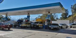 La única gasolinera establecida en Huautla no se da abasto para abastecer a cientos de vehículos de motor.