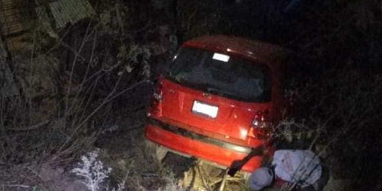 Cae en hondonada con su vehículo