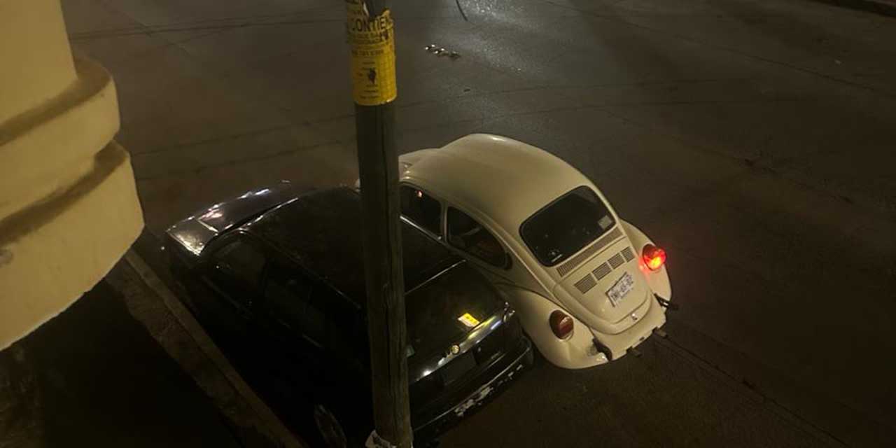 Choca Vocho contra  vehículo estacionado