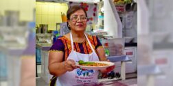 Foto: Municipio de Oaxaca de Juárez // Lucila Ruiz mantiene desde hace 50 años su fonda en la zona de pan del mercado de La Merced.