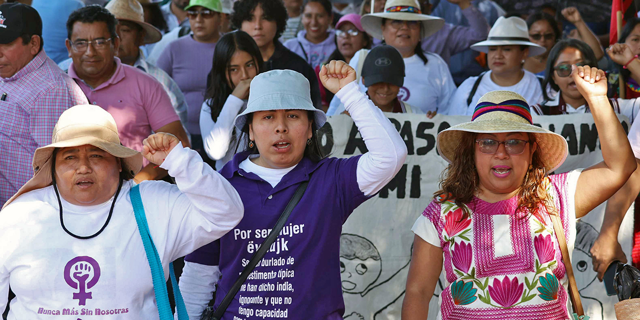 Foto: Luis Alberto Cruz // Docentes de la Sección 22 marcharon ayer en el marco del Día Internacional de la Mujer.