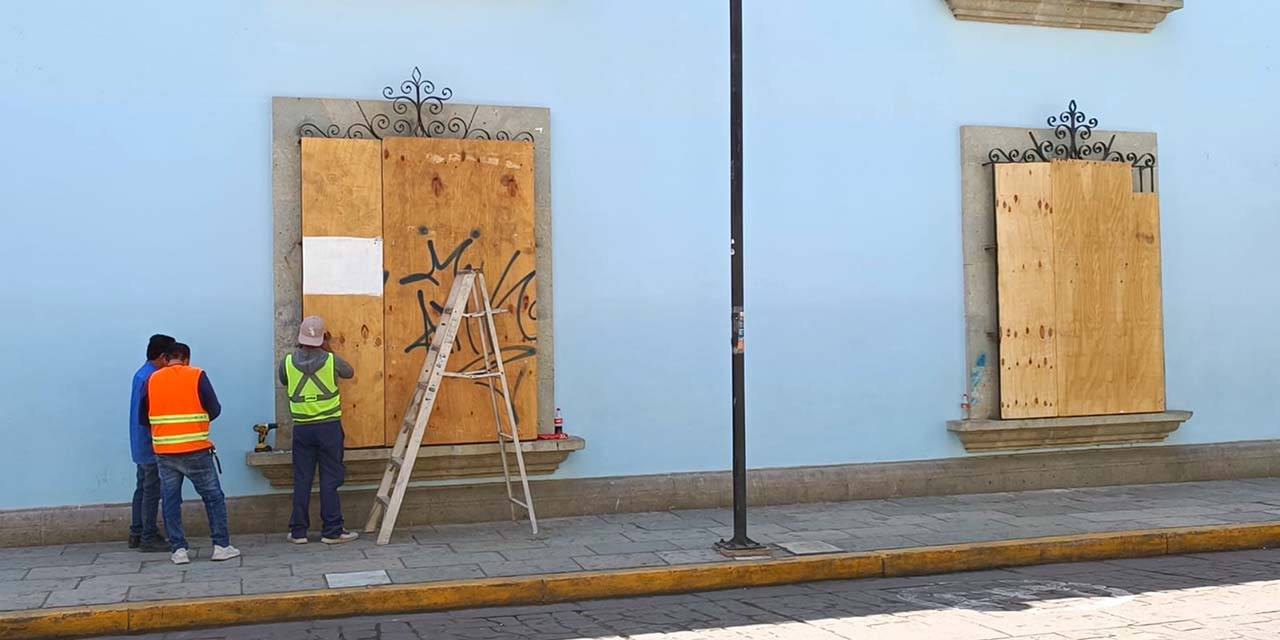 Foto: Andrés Carrera Pineda // Oficinas de gobierno, sucursales bancarias y comercios se protegen de posibles actos vandálicos que pudieran registrarse en el marco del 8M.