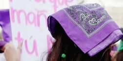 ¿Qué simboliza el pañuelo violeta?