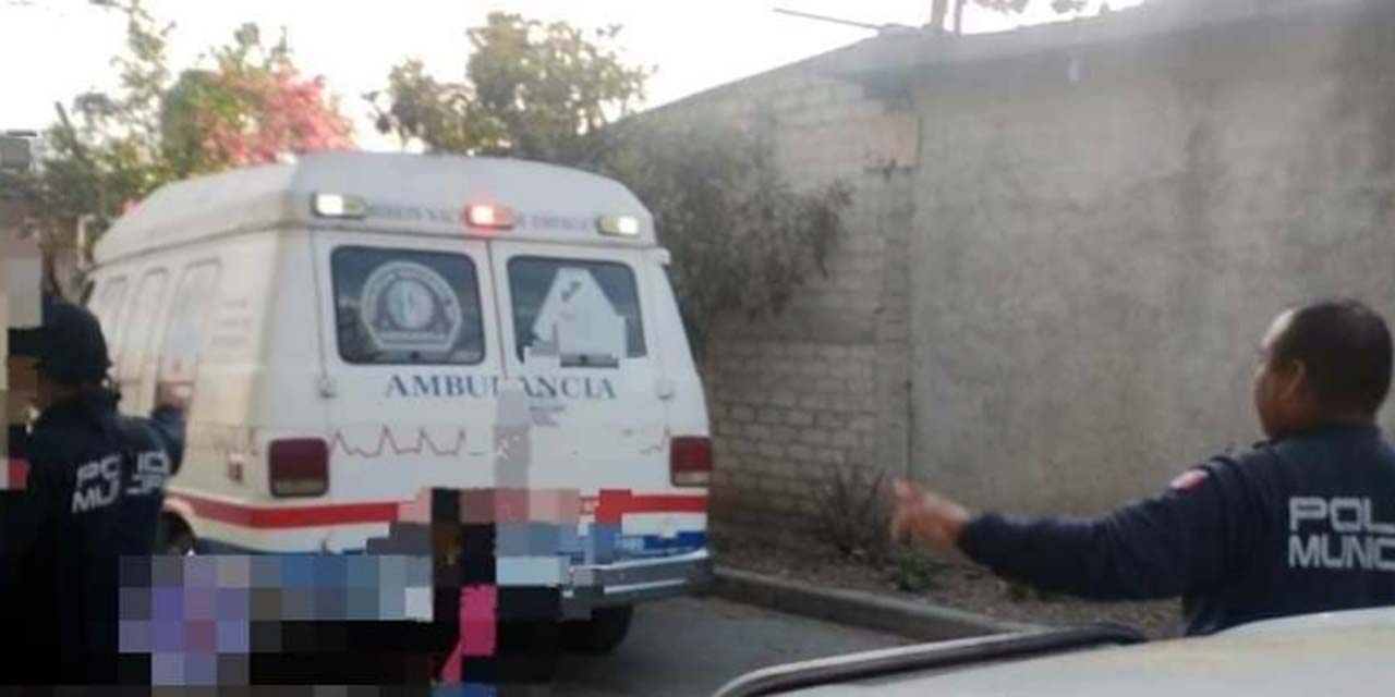 Paramédicos de CNE llevaron al bebé al Hospital General Pilar Sánchez Villavicencio.