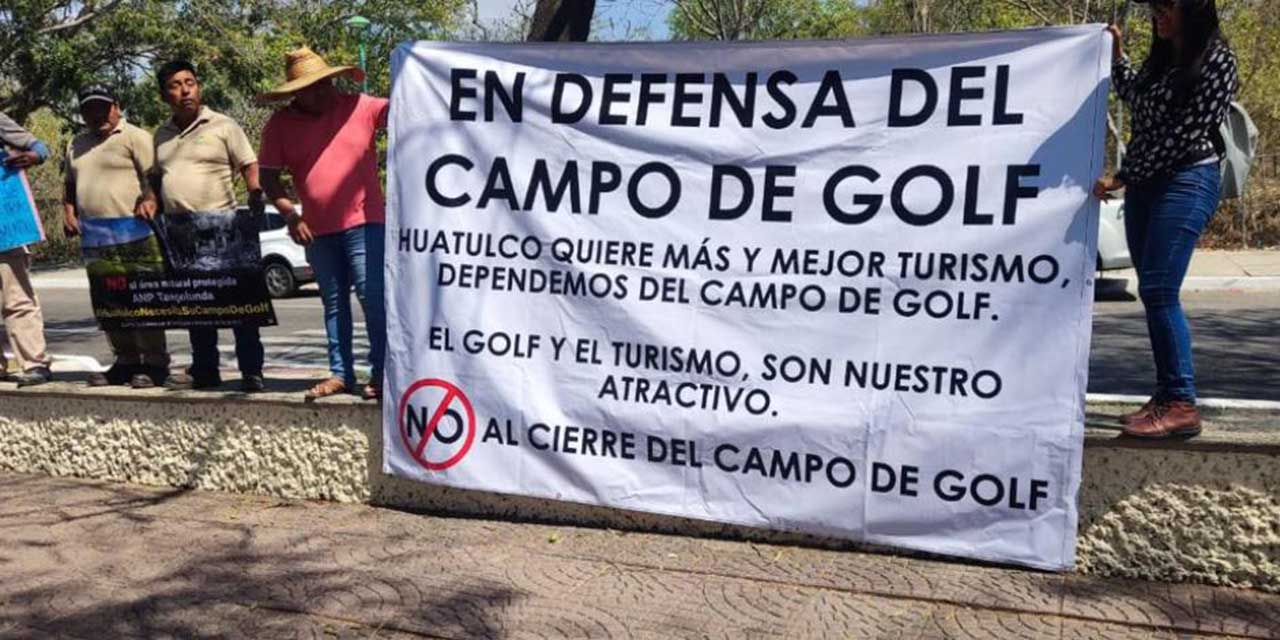 Protesta realizada por trabajadores del Campo de Gol y organizada por cercanos a Salinas Pliego.