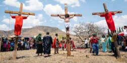Fotos: IGAVEC // Representación en vivo de la Semana Santa renueva la fe de los mixtecos.