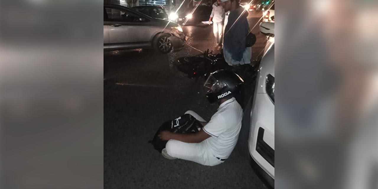 Tras la colisión, el motociclista quedó lesionado a un costado del vehículo.