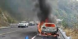 Un vehículo ardió hasta terminar en pérdida total a la altura del túnel San Antonio Lalana.