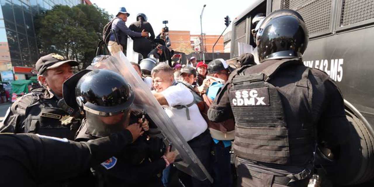 Policías reprimen manifestación de personas con discapacidad visual en la CDMX | El Imparcial de Oaxaca