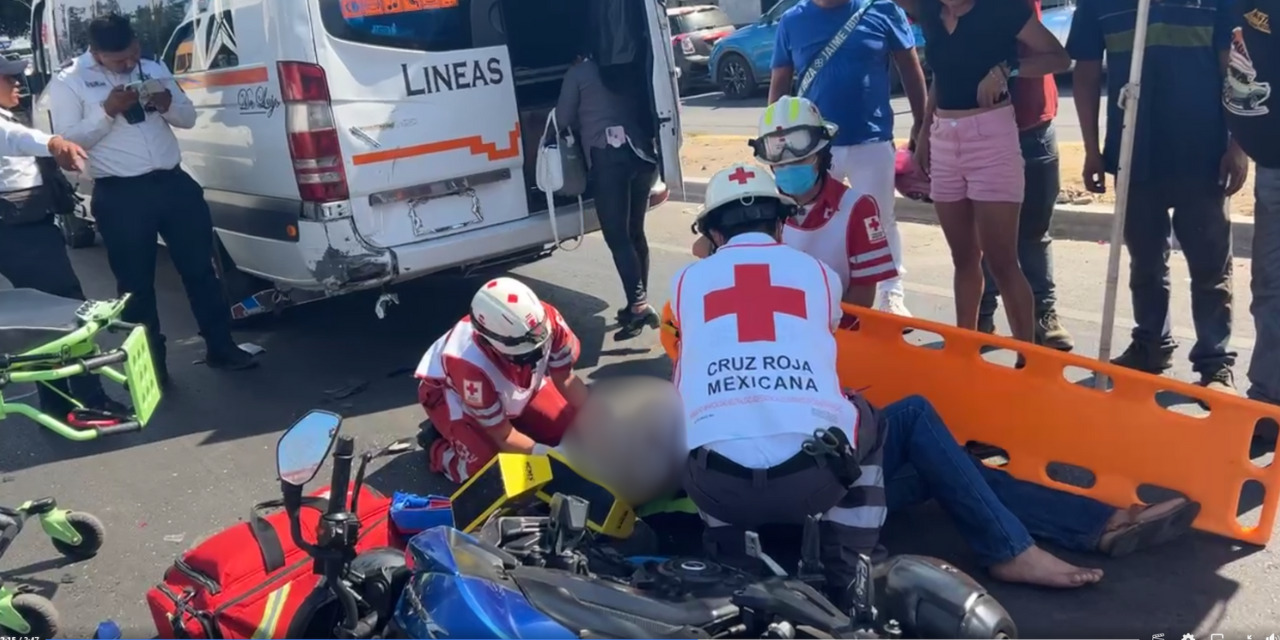 Chocan motociclistas contra vagoneta en Símbolo Patrios | El Imparcial de Oaxaca