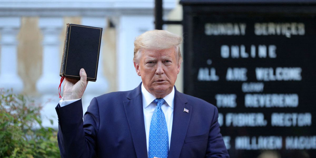 Donald Trump vende Biblias durante su campaña para regresar a la Casa Blanca | El Imparcial de Oaxaca