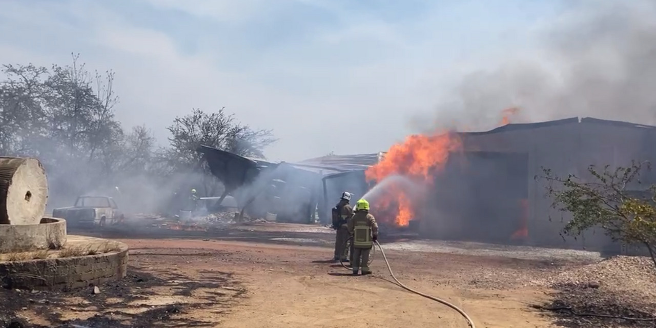 Foto: El Imparcial de Oaxaca // El pasado miércoles un incendio devoró una fábrica de mezcal en San Francisco Lachigoló.