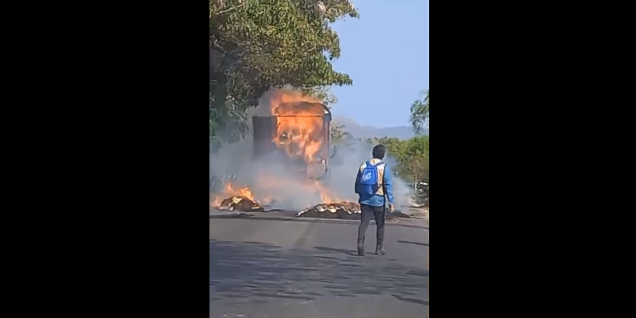 Voraz incendio consume camión Torton sobre la vía 200 | El Imparcial de Oaxaca