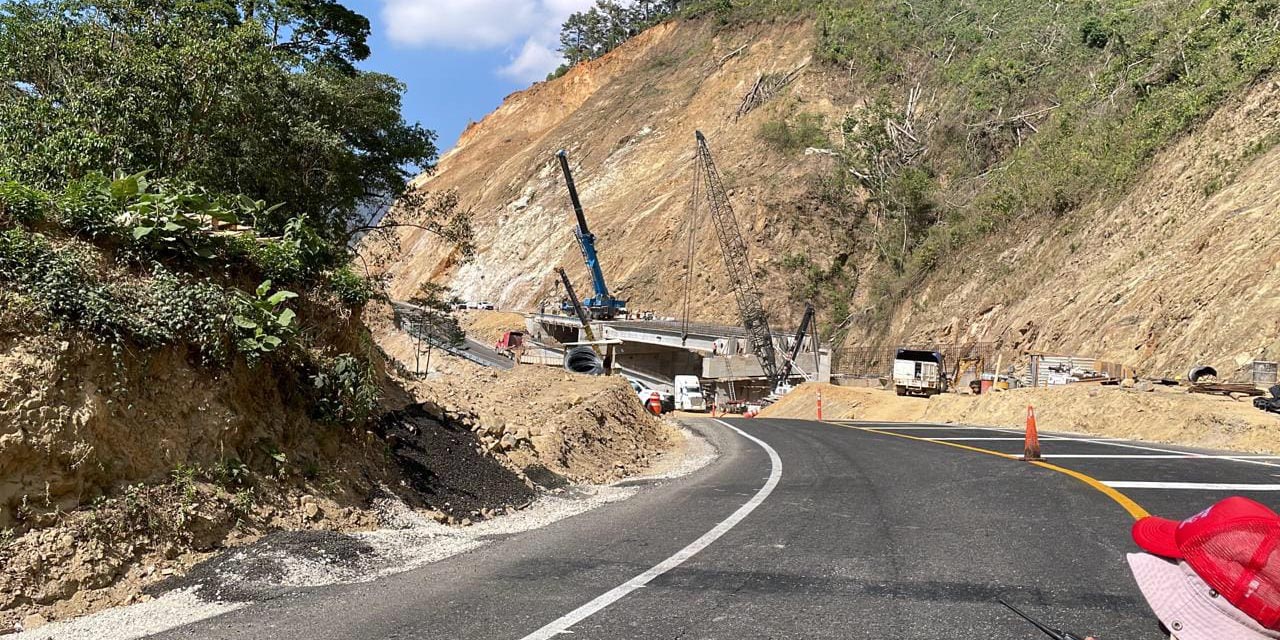 Foto: cortesía // El domingo pasado la SICT cerró momentáneamente la carretera para montar dos trabes del viaducto que se está construyendo en el km 151+800.