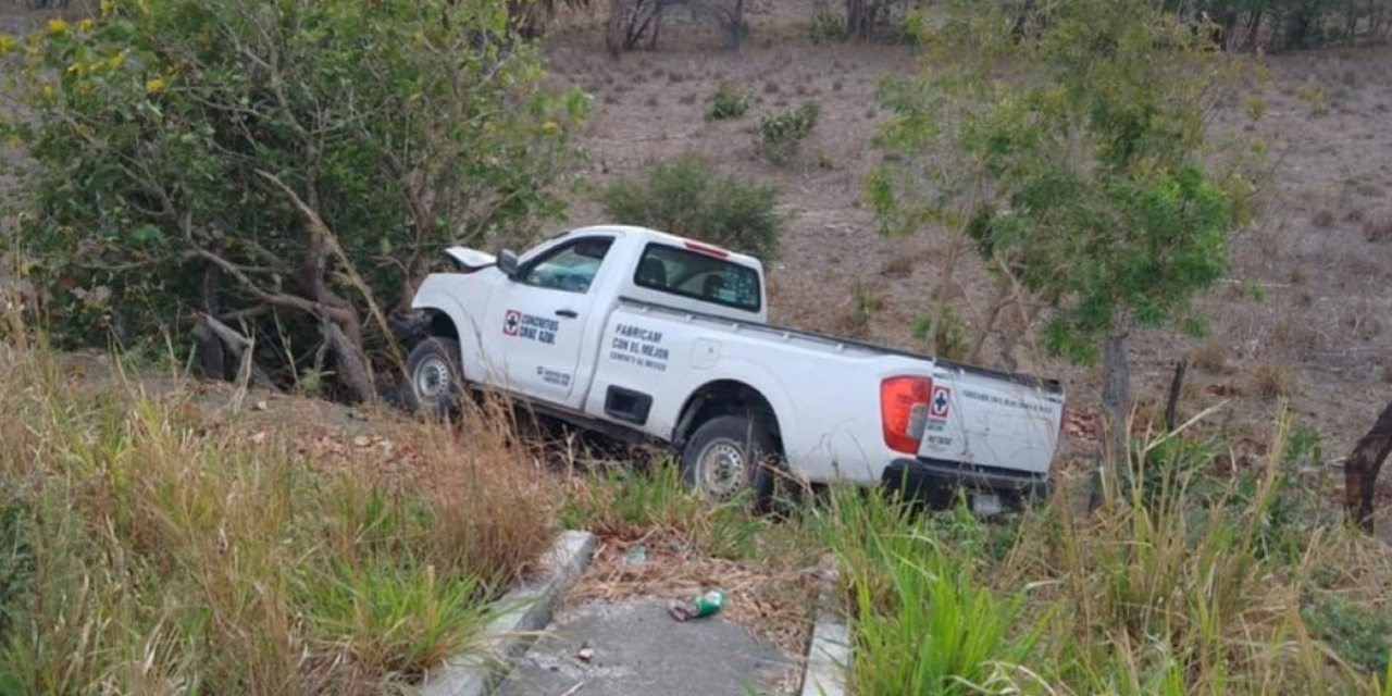 Camioneta se sale de la cinta asfáltica y se impacta con árbol | El Imparcial de Oaxaca