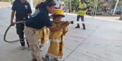 Los menores conocen de cerca los instrumentos de operación que los bomberos utilizan al momento de brindar un servicio de emergencia.