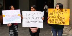 Foto: Luis Alberto Cruz // Protestan padres de familia por medicinas oncológicas para menores.