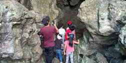 Admirando el río subterráneo entre las grutas de Plan de Laguna.