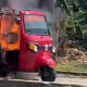 Mototaxi arde en llamas en Santa María Jacatepec