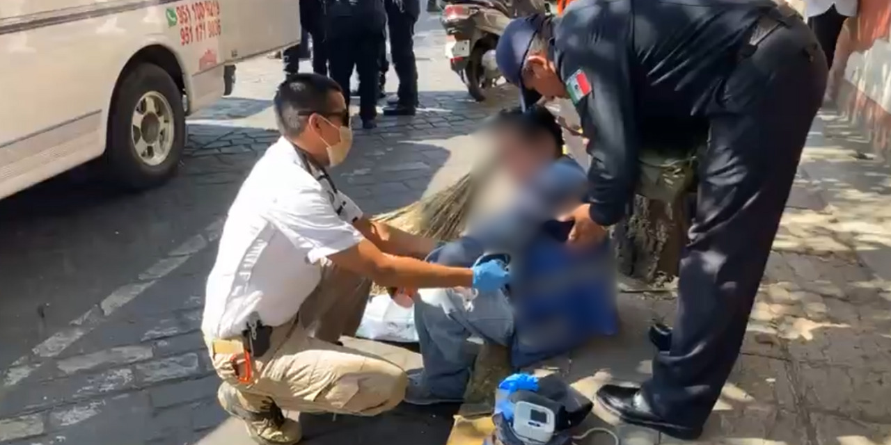 VIDEO: Motociclista arrolla a trabajador de limpieza en Centro Histórico | El Imparcial de Oaxaca