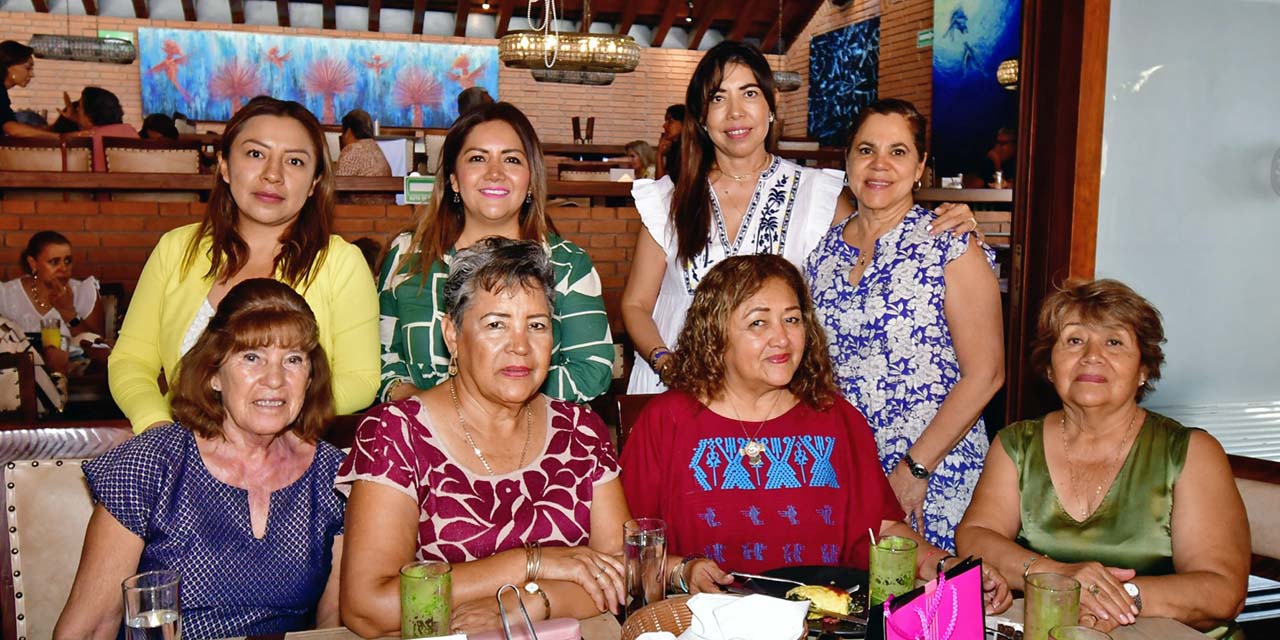 Fotos: Rubén Morales // Al festejo asistieron sus grandes amigas con quienes compartió un rico banquete.