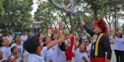 Al término de la sesión, los niños y niñas fueron celebrados por su día en la Plazuela del Bicentenario.