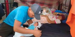Nace bebé en medio de la caravana migrante