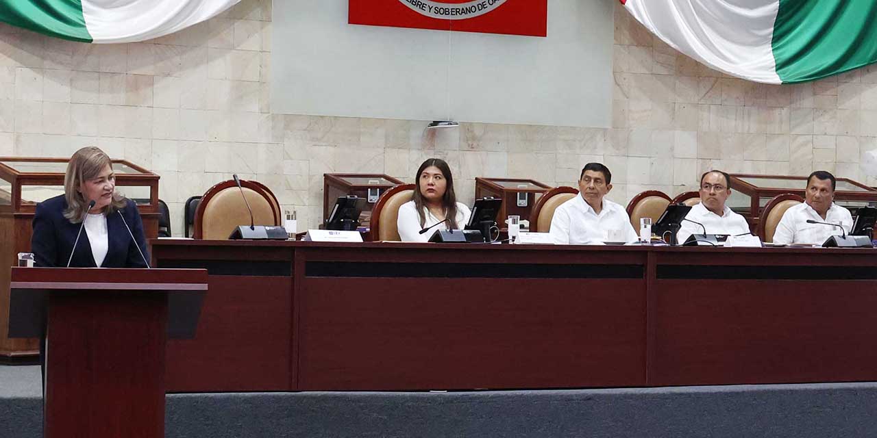 Foto: Luis Alberto Cruz // Elizabeth Lara Rodríguez, presidenta de la DDHPO, rindió su primer informe de actividades ante los diputados de la LXV Legislatura.