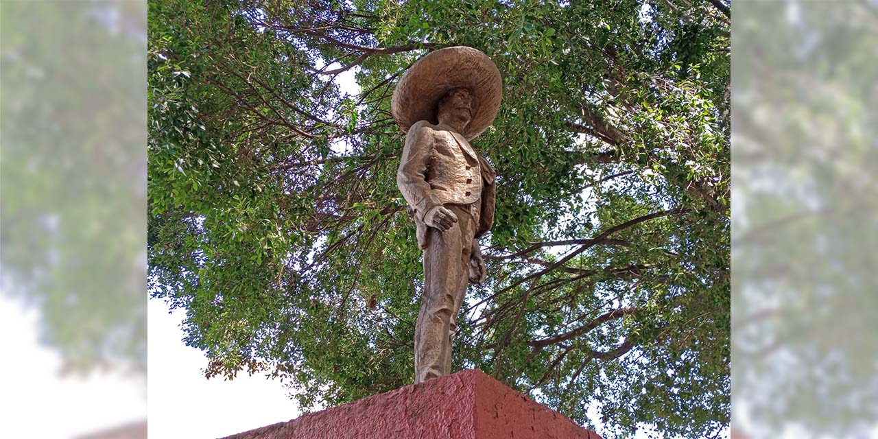 Foto: Lisbeth Mejía Reyes // El monumento de Zapata permanece deteriorado; este miércoles, organizaciones sociales le depositaron ofrendas florales.