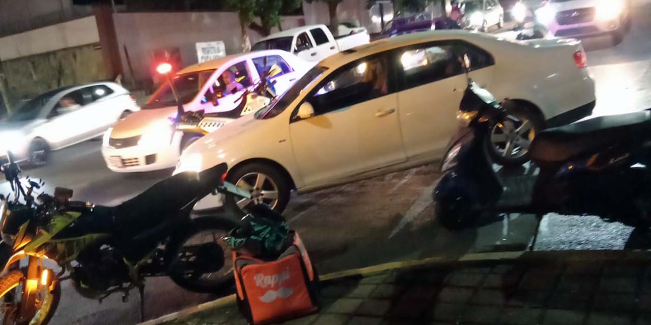 El motociclista repartidor de aplicación resultó herido en el accidente.