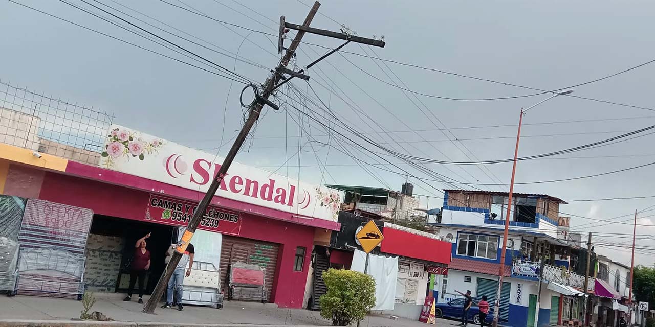 El poste de Telmex quedó en peligro de caer a la vía, por lo que la circulación fue cerrada.