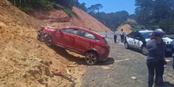 El vehículo se salió de la carretera chocando contra el talud del cerro.