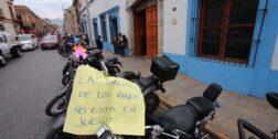 Foto: Adrián Gaytán // Familiares de niños con cáncer y motociclistas durante una protesta en las oficinas centrales de los Servicios de Salud de Oaxaca.
