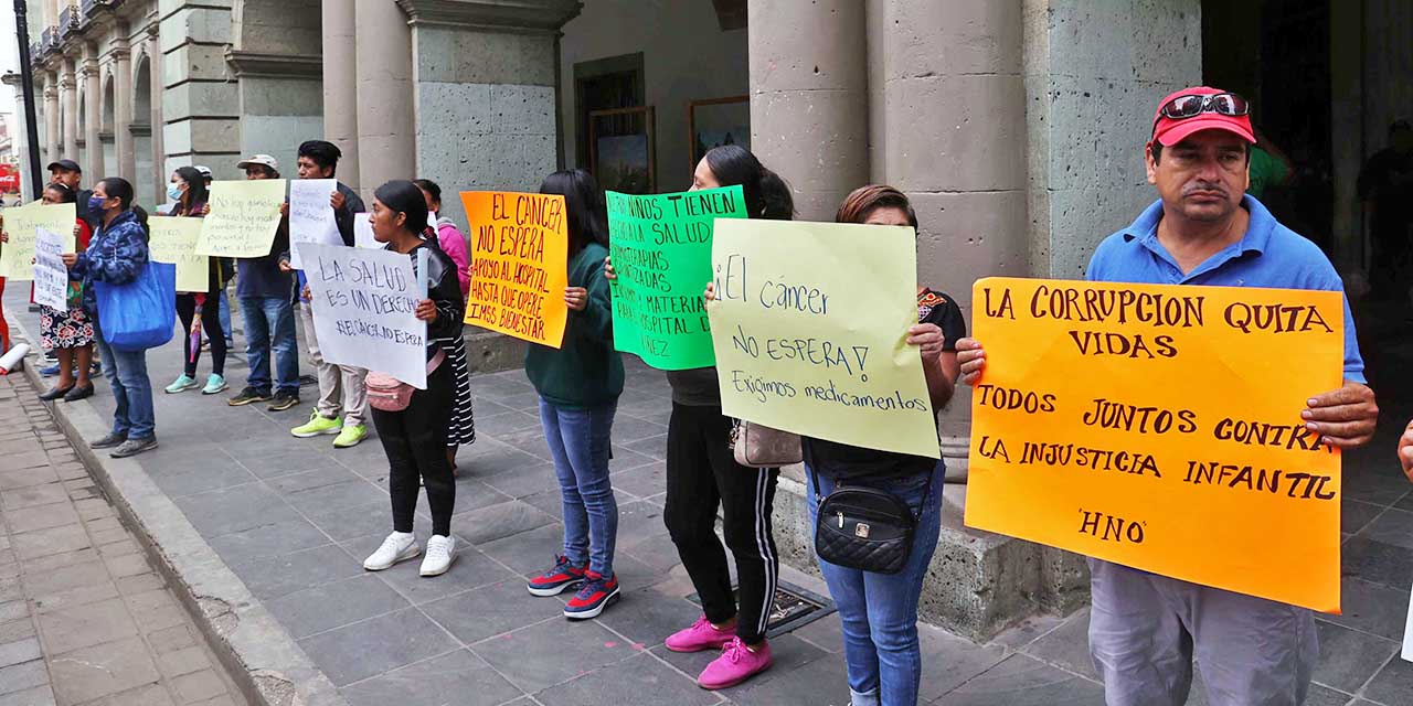 Foto: Luis Alberto Cruz // Familiares de pacientes con cáncer del Hospital de la Niñez Oaxaqueña, protestan en Palacio de Gobierno para demandar medicamentos.