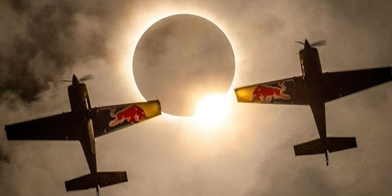 VIDEO:  Pilotos de Red Bull realizan acrobacias en el aire durante eclipse solar | El Imparcial de Oaxaca
