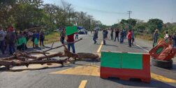 Foto: El Imparcial del Istmo // Habitantes de San Juan Mazatlán, en la zona Mixe, bloquean la carretera Transístmica.