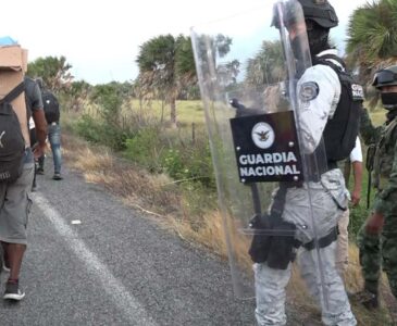 Hombres, mujeres y niños, avanzaron hacia la valla de seguridad instalada por granaderos de la Guardia Nacional.