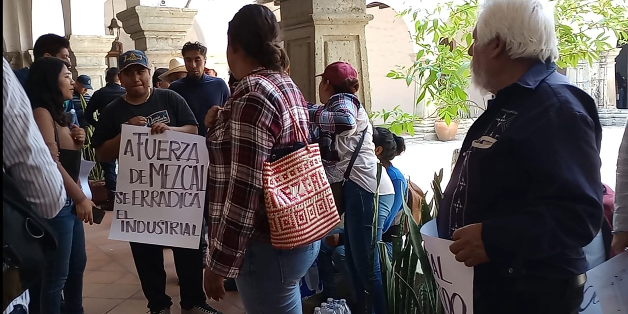 Maestras y maestros mezcaleros protestan en palacio municipal para pedir apoyo del cabildo | El Imparcial de Oaxaca