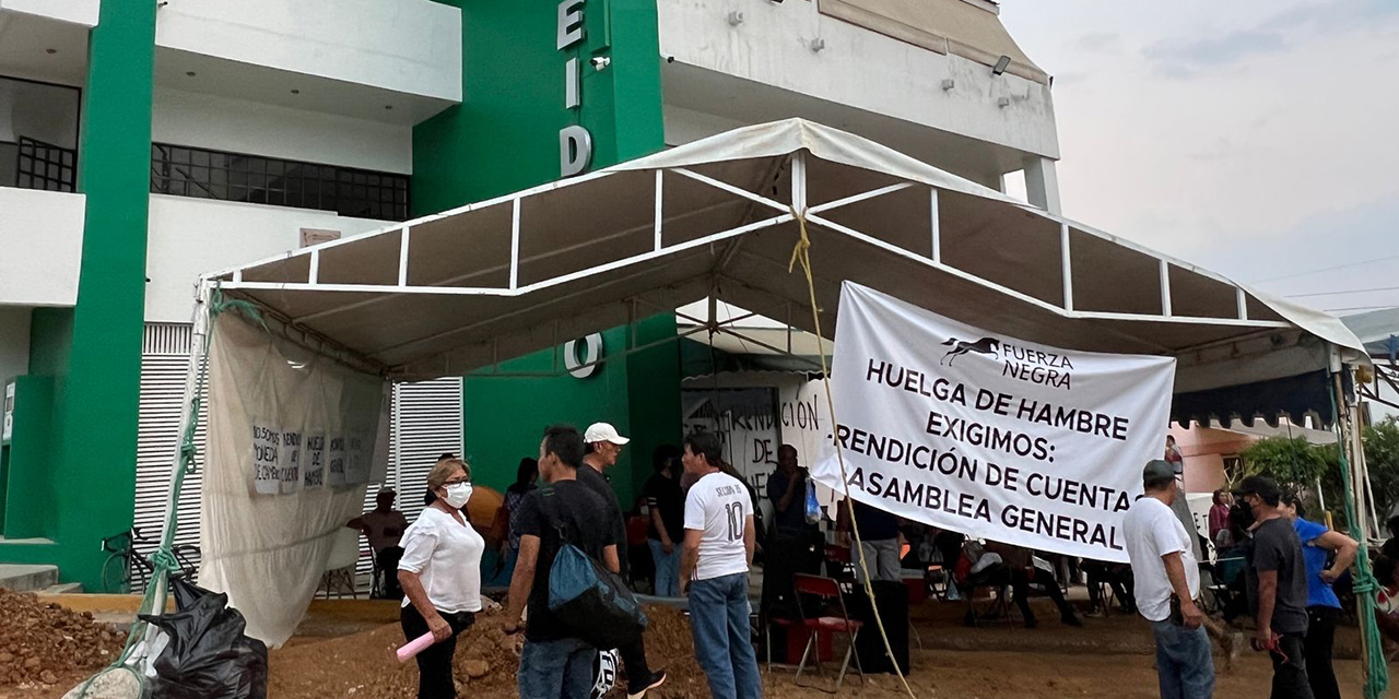 Se llevan en ambulancia a burócratas que estaban en huelga de hambre | El Imparcial de Oaxaca