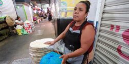 Foto: Adrián Gaytán // Juana Cuevas señala que la sequía impacta en los precios de la materia prima para la elaboración de las tortillas blandas y las tlayudas.