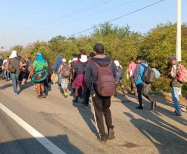 Foto: El Imparcial del Istmo // La caravana Viacrucis del Migrante avanza sobre la carretera 185, en el Istmo.