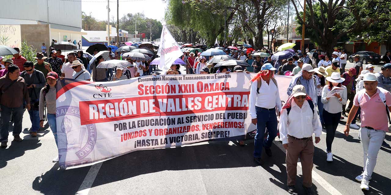 Foto: Luis Alberto Cruz // La Sección 22 insiste en un aumento salarial del 100%.